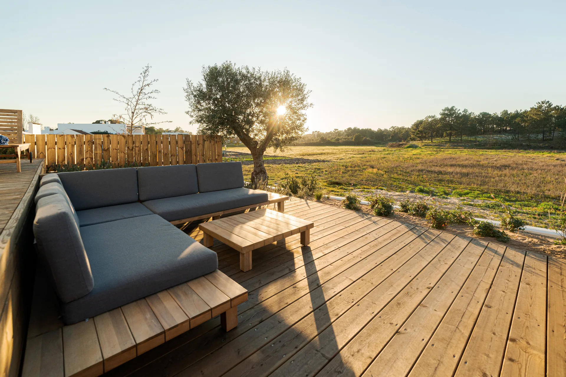 Ground-level platform deck design providing easy access to backyard in Ohio